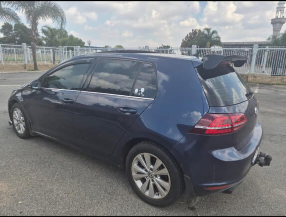 2016 VW GOLF 7 TSI DSG WITH SUNROOF 2016 VW GOLF 7 TSI DSG WITH SUNROOF